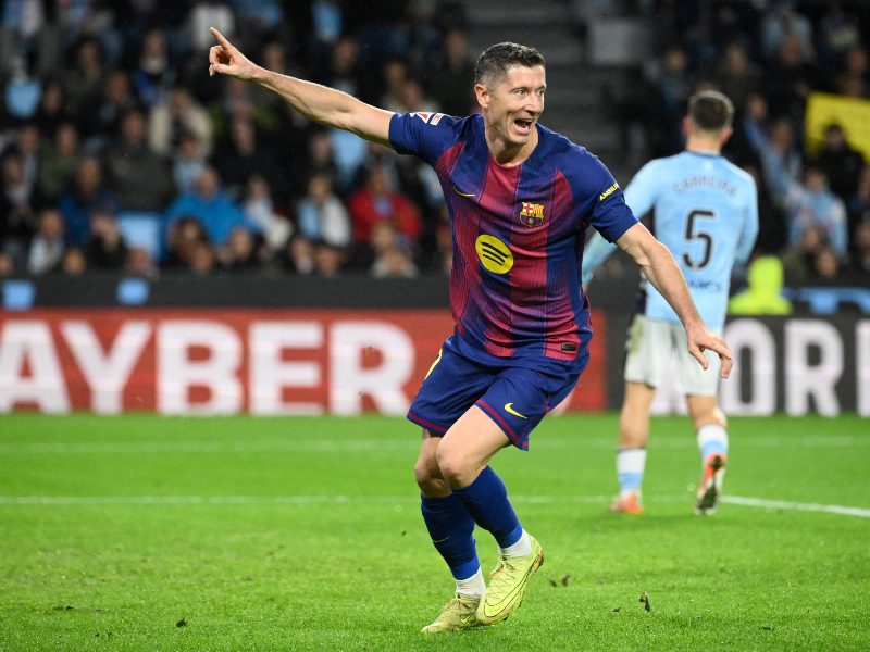 El polaco Robert Lewandowski abrió la cuenta de penalti para el Barcelona, en su duelo contra Celta de Vigo. / Foto AFP