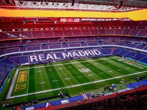 Vista del césped del Bernabéu adaptado para el fútbol americano este viernes en Madrid con motivo de la celebración por primera vez en España de un encuentro oficial de la temporada regular de la National Football League (NFL) entre los Miami Dolphins y los Washington Commanders, que se disputará el próximo domingo. EFE