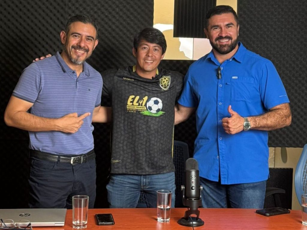 Periodista Carlos Vides (izq.) Gilberto Baires (centro) y Juan José Gómez. Foto elsalvador.com