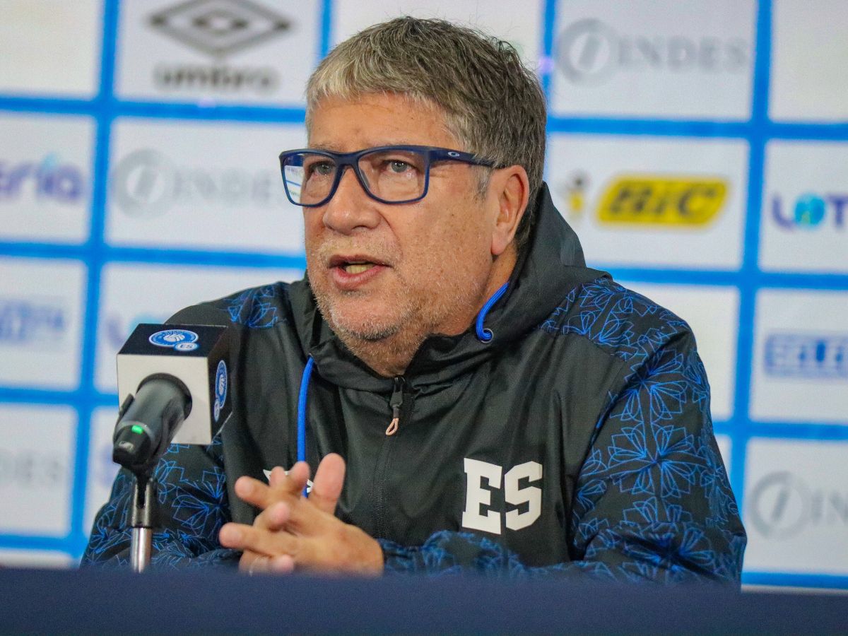 Hernán "Bolillo" Gómez en conferencia de prensa con la Selecta. Foto X FESFUT