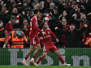 Alexis Mac Allister (der.), del Liverpool, celebra su gol ante el Real Madrid en Champions League. Foto AFP