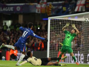 Estevao (11) anota un gol con el Chelsea al Barcelona en partido de Champions League. Foto AFP