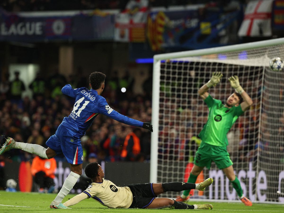 Estevao (11) anota un gol con el Chelsea al Barcelona en partido de Champions League. Foto AFP