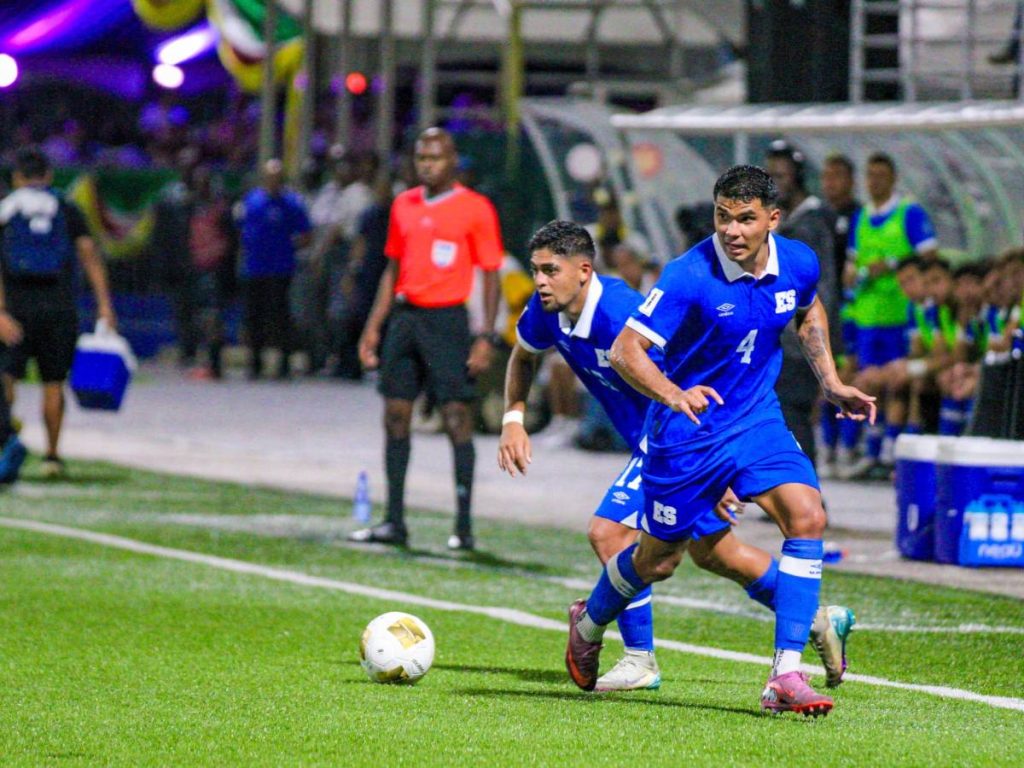 Adán Clímaco (4) junto a Jairo Henríquez contra Surinam. Foto X Selecta