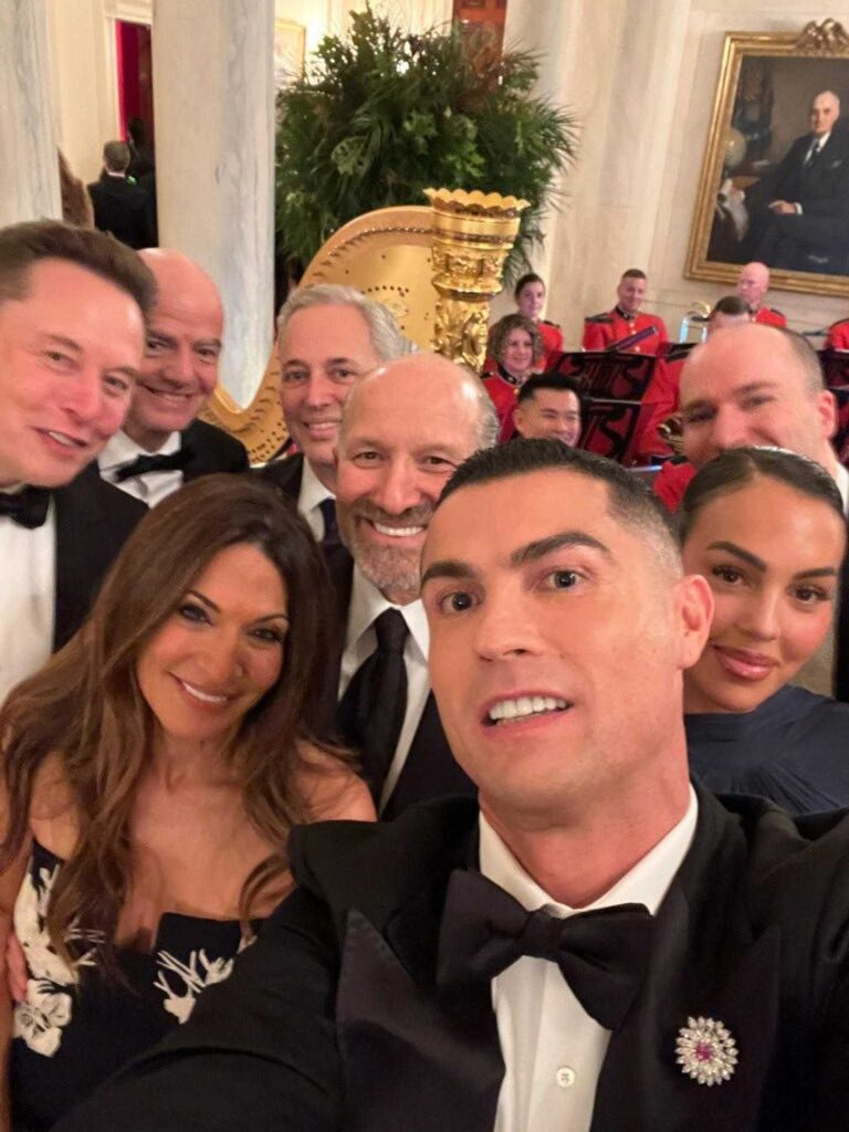 Cristiano Ronaldo, capitán de la selección portuguesa de fútbol y jugador del Al-Nassr saudí, cenó este martes en la Casa Blanca con el presidente estadounidense, Donald Trump, como parte de la delegación que acompaña al príncipe heredero de Arabia Saudí, Mohammed bin Salmám, en su visita a Estados Unidos. En la imagen, selfie en el que aparecen Ronaldo junto a su pareja, Georgina Rodríguez, (d) el magnate Elon Musk (i), y el secretario de Comercio de EEUU, Howard Lutnick (c) entre otros. EFE/Cuenta de la red social "X" del secretario de Comercio de EEUU
