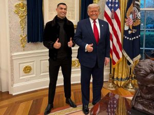 Cristiano Ronaldo (izq.) junto a Donald Trump en la Casa Blanca de Washington DC. Foto EFE
