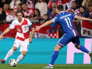 Luka Modric(izq.) en partido con Croacia rumbo al mundial 2026. Foto AFP
