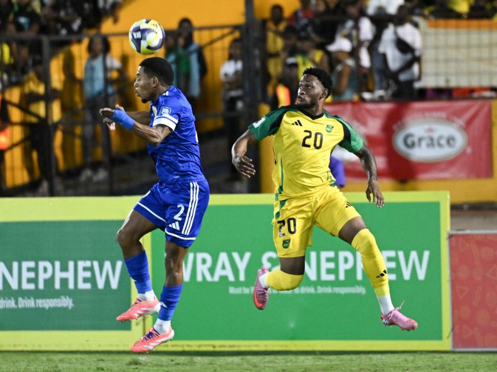 El defensa de Curazao #02 Shurandy Sambo (I) roba el balón al delantero de Jamaica #20 Renaldo Cephas durante el partido de clasificación para la Copa del Mundo entre Jamaica y Curazao en el Estadio Nacional de Kingston, Jamaica, el 18 de noviembre de 2025. AFP