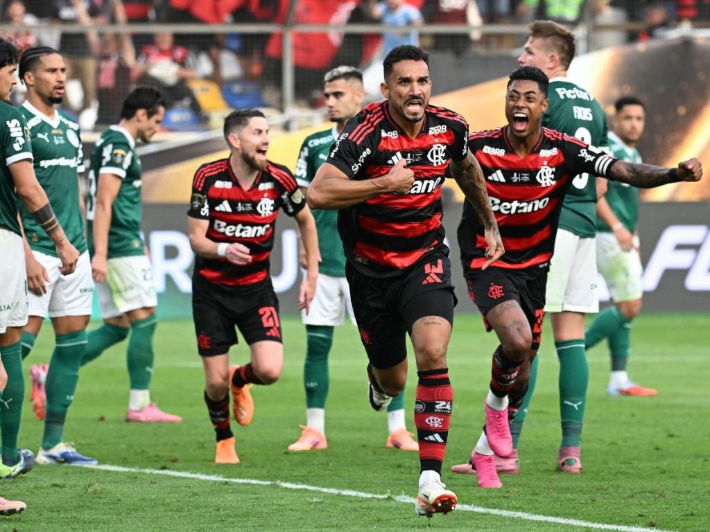 El defensa #13 de Flamengo, Danilo, celebra el primer gol de su equipo durante la final de la Copa Libertadores de Brasil entre Palmeiras y Flamengo en el estadio Monumental 'U' Marathon en Lima el 29 de noviembre de 2025. (Foto AFP)