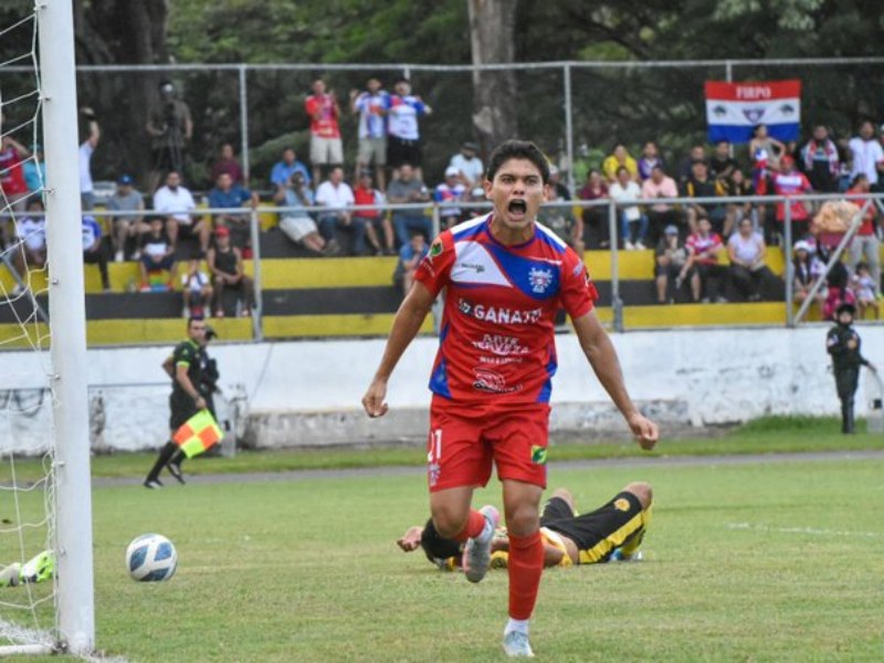 Elías Gumero marcó los dos goles para el triunfo de Firpo sobre Platense, en la ida de cuartos de final del Apertura 2025. / Foto X de Firpo