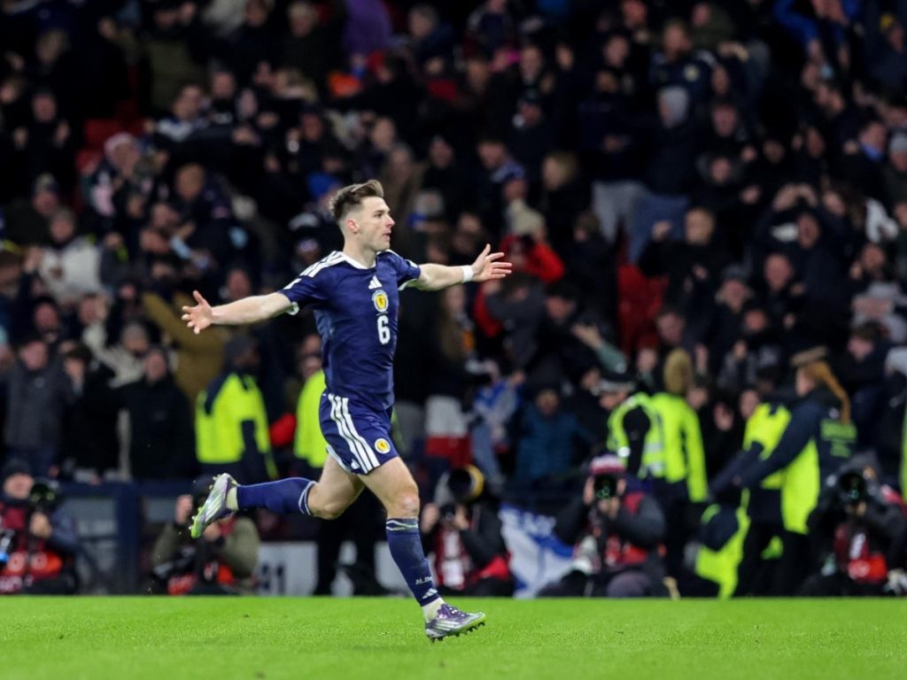 Kieran Tierney, de Escocia, celebra tras marcar el gol del 4-2 durante el partido de clasificación para la Copa Mundial de la FIFA 26 de la UEFA entre Escocia y Dinamarca en Glasgow, Escocia, Reino Unido, el 18 de noviembre de 2025. (Mundial de Fútbol, ​​Dinamarca, Reino Unido) EFE