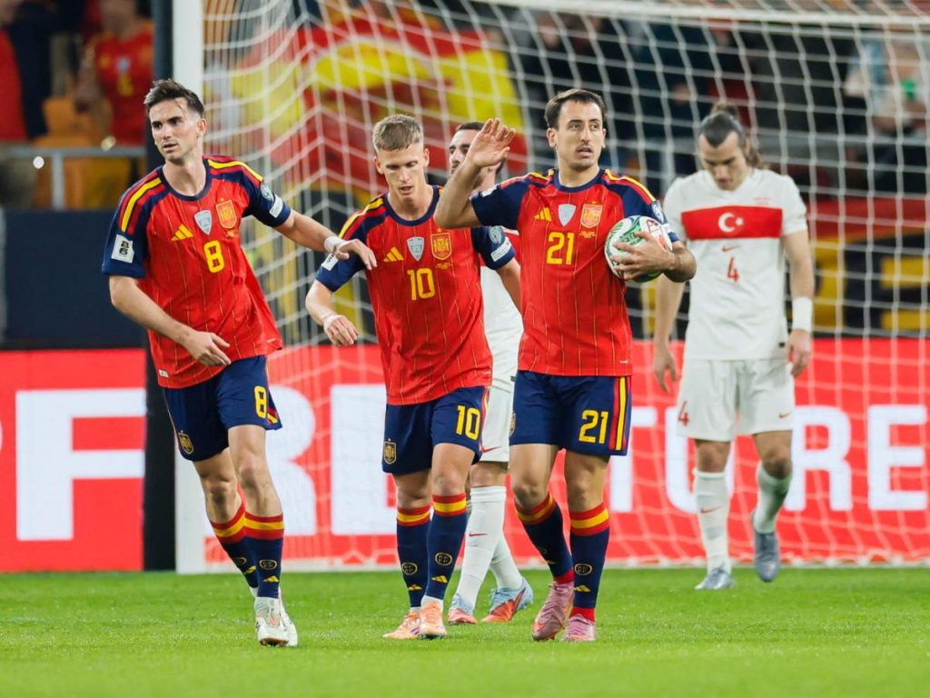 El delantero de España Mikel Oyarzabal (d), tras conseguir el segundo gol del combinado español durante el encuentro correspondiente a la fase de clasificación para el Mundial 2026 que disputan hoy martes España y Turquía en el estadio de La Cartuja, en Sevilla. EFE
