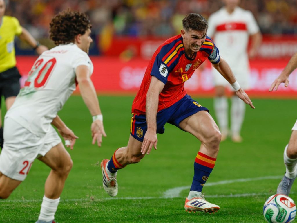 El centrocampista de España, Fabián (c), persigue el balón ante los jugadores de Turquia durante el encuentro correspondiente a la fase de clasificación para el Mundial 2026 que disputan hoy martes España y Turquía en el estadio de La Cartuja, en Sevilla. EFE