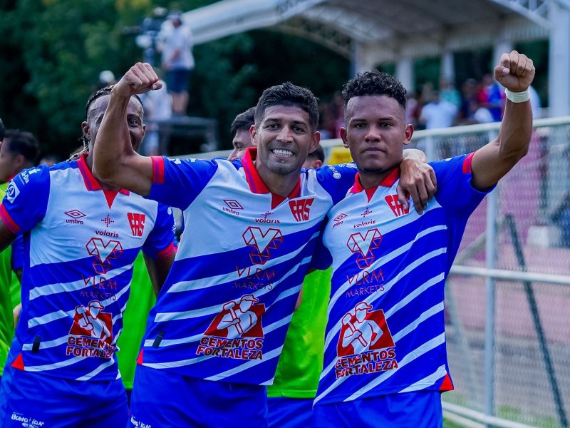 El festejo de los fasistas Edgar Medrano, Nelson Bonilla y Rafael Tejada (D.) tras vencer al Cacahuatique. / Foto cortesía X de FAS