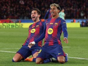 Ferran Torres (izq.) y Lamine Yamal (der.) celebran la victoria del Barca contra el Athletic Club. Foto AFP