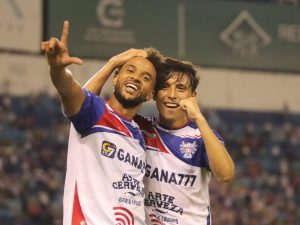 Lucas Dos Santos (izq.) de Firpo celebra su gol contra Hércules. Foto X Firpo