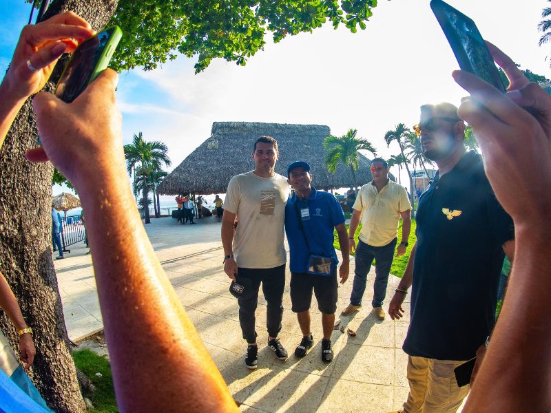 Iker Casillas camina por la playa El Zonte durante su visita a El Salvador, previa al partido de leyendas entre Real Madrid y Barcelona.
