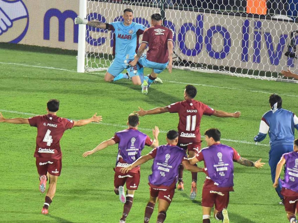 Jugadores de Lanús celebran con el portero la victoria en la Copa Sudamericana. Foto AFP