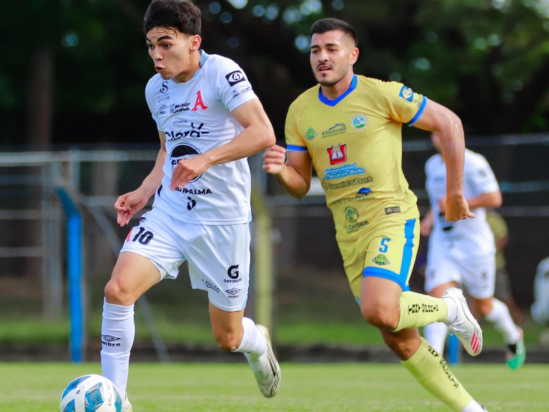 Leonardo "Machito" Menjívar, de Alianza, intenta una jugada ofensiva contra Municipal Limeño. / Foto X de Alianza