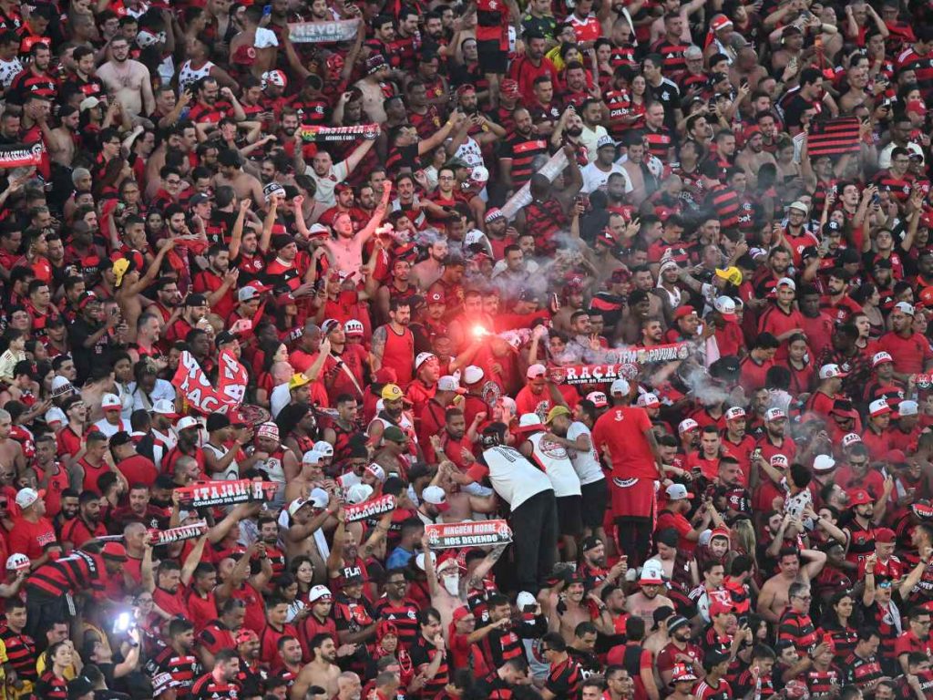 Un hincha del Flamengo enciende una bengala roja durante la final de la Copa Libertadores entre Palmeiras y Flamengo en el estadio Monumental 'U' Marathon en Lima el 29 de noviembre de 2025. (Foto AFP)