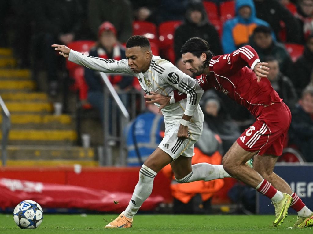 Kylian Mbappé (izq.) pelea la pelota con Dominik Szoboszlai en partido entre Real Madrid y Liverpool. Foto AFP