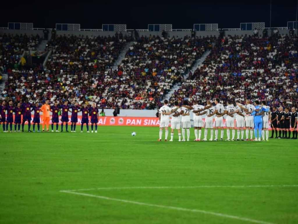 Jugadores leyendas del Real Madrid y Barcelona dan un minuto de silencio a Chelona Rodríguez antes del partido. Foto Emerson Del Cid