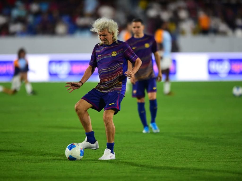 El Mágico González brilló en el partido de leyendas del Real Madrid y Barcelona. Foto Emerson Del Cid.