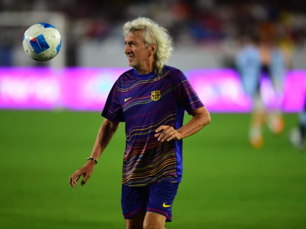 El Mágico González brilló en el partido de leyendas del Real Madrid y Barcelona. Foto Emerson Del Cid.