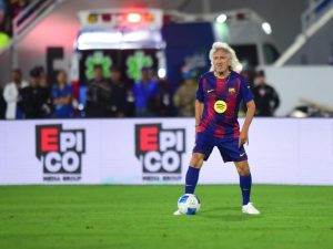 El Mágico González brilló en el partido de leyendas del Real Madrid y Barcelona. Foto Emerson Del Cid.