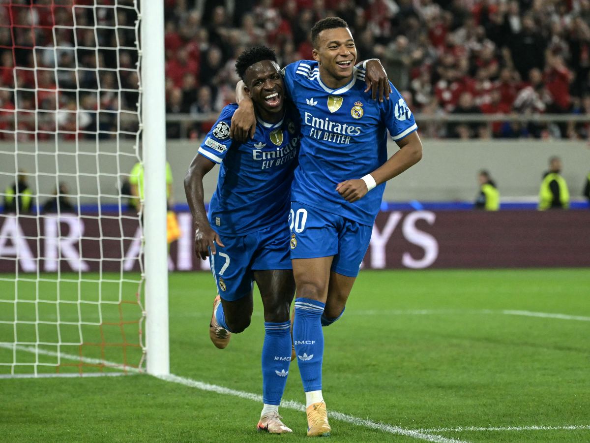 Vinicius Junior (izq.) y Kylian Mbappé (der.) del Real Madrid celebran la victoria contra el Olympiacos en la Champions League. Foto AFP