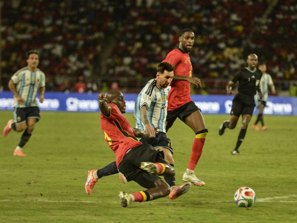 Lionel Messi jugando partido amistoso contra Angola. Foto AFP