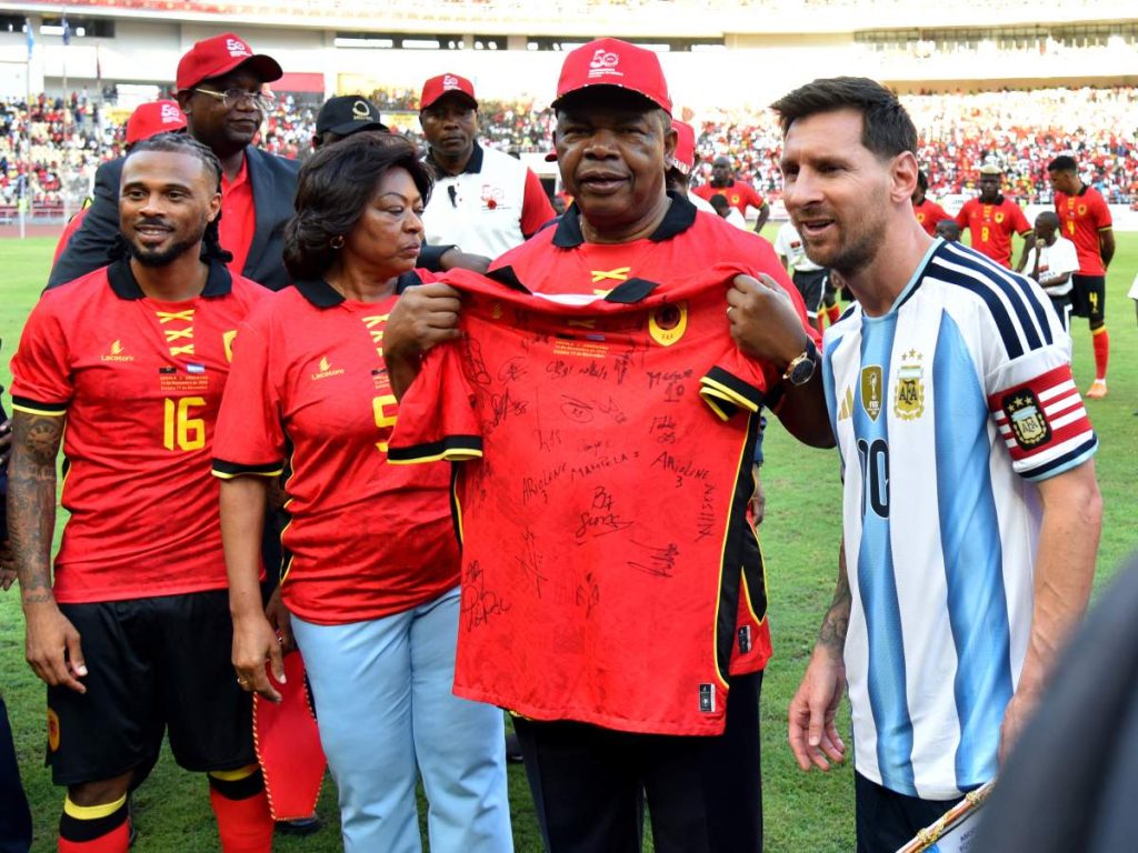 Lionel Messi junto al presidente de Angola Joao Lourenco. Foto AFP