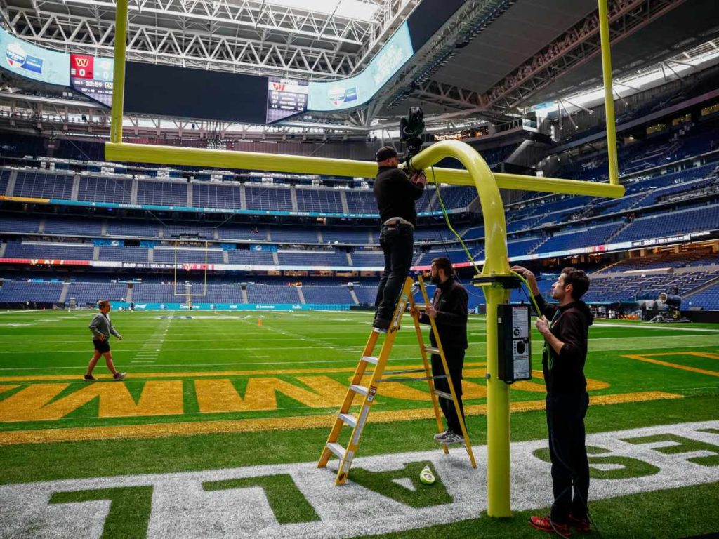 Los operarios adaptan el Bernabéu para el fútbol americano este viernes en Madrid con motivo de la celebración por primera vez en España de un encuentro oficial de la temporada regular de la National Football League (NFL) entre los Miami Dolphins y los Washington Commanders, que se disputará el próximo domingo. EFE