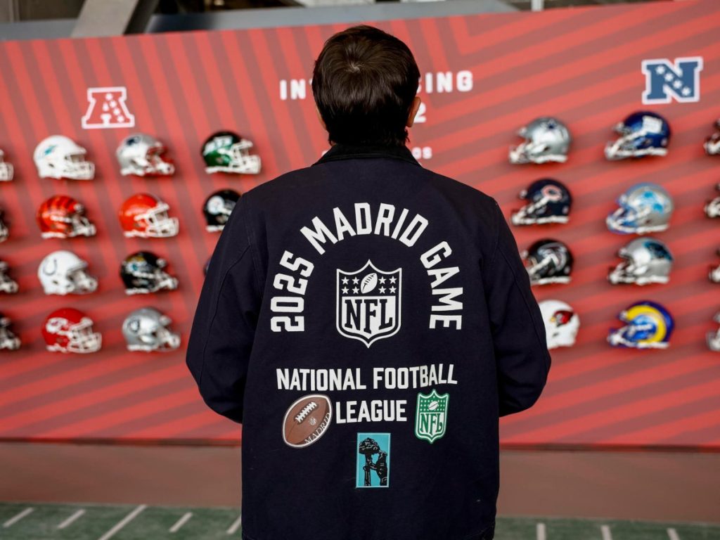 Vista de la tienda oficial de la NFL que ofrece productos de los 32 equipos de la NFL este viernes en Madrid con motivo de la celebración por primera vez en España de un encuentro oficial de la temporada regular de la National Football League (NFL) entre los Miami Dolphins y los Washington Commanders, que se disputará el próximo 16 de noviembre en el estadio Santiago Bernabéu. EFE
