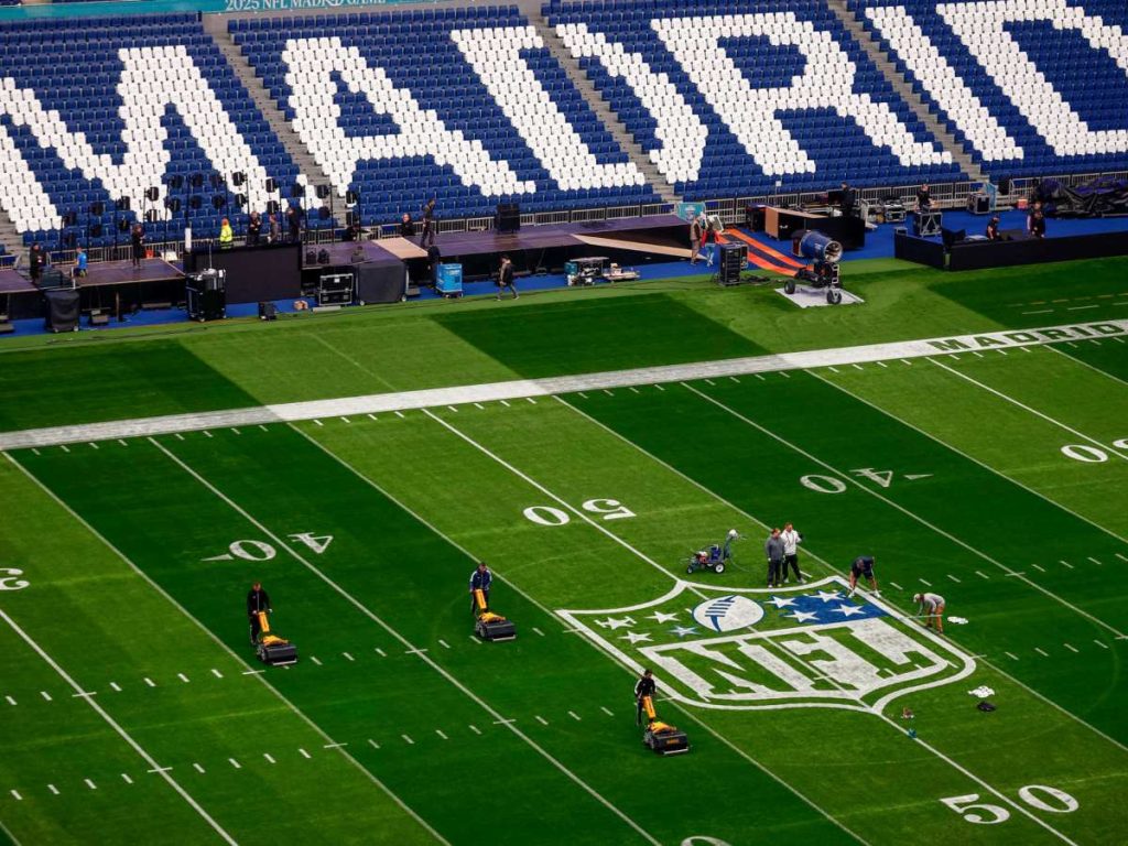 Vista del césped del Bernabéu adaptado para el fútbol americano este viernes en Madrid con motivo de la celebración por primera vez en España de un encuentro oficial de la temporada regular de la National Football League (NFL) entre los Miami Dolphins y los Washington Commanders, que se disputará el próximo domingo. EFE