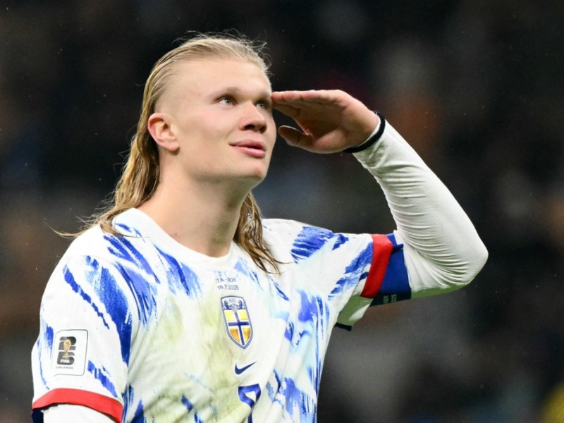 El delantero Erling Haaland marcó dos goles para Noruega, en su triunfo 4-1 sobre Italia. / Foto AFP