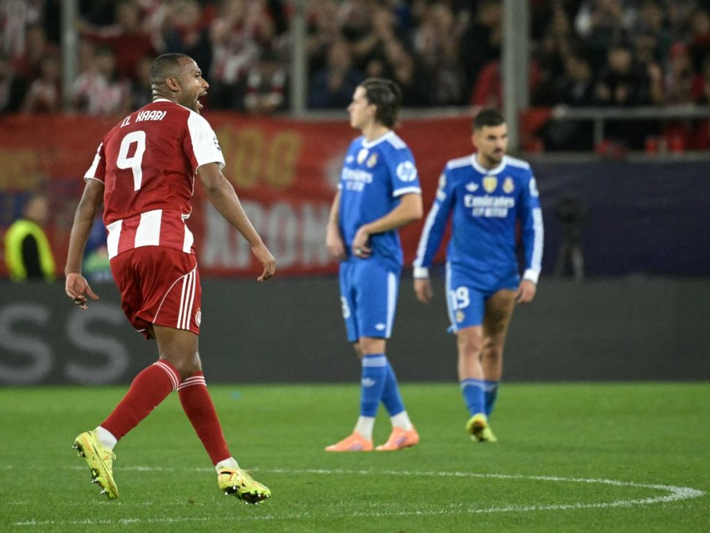 El delantero marroquí #09 del Olympiakos, Ayoub El Kaabi, celebra tras marcar el tercer gol del Olympiakos durante la quinta jornada de la fase de liga de la UEFA Champions League entre Olympiakos (GRE) y Real Madrid (ESP) en el estadio Georgios Karaiskakis de El Pireo el 26 de noviembre de 2025. AFP