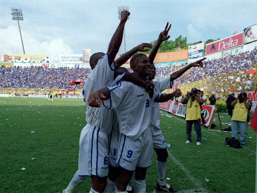 Carlos Pavón Plumer celebrando su doblete ante El Salvador. Foto Archivo
