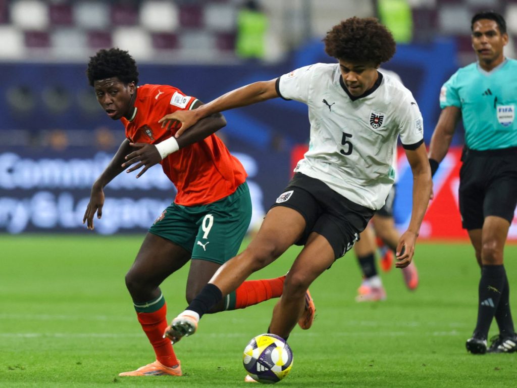 El defensor de Austria #05 Ifeanyi Ndukwe dribla al delantero de Portugal #09 Anisio Cabral durante el partido final de la Copa Mundial Sub-17 de la FIFA entre Portugal y Austria en el Estadio Internacional Khalifa en Al-Rayyan el 27 de noviembre de 2025. AFP 