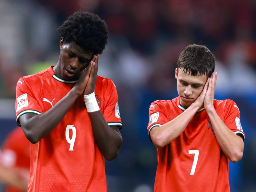 El delantero portugués #09 Anisio Cabral y el delantero portugués #07 Duarte Cunha celebran el primer gol de su equipo durante la final de la Copa Mundial Sub-17 de la FIFA entre Portugal y Austria en el Estadio Internacional Khalifa en Al-Rayyan el 27 de noviembre de 2025. AFP