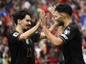 Vitinha y Gonzalo Ramos (D.) celebran el claro triunfo portugués sobre Armenia. / Foto AFP
