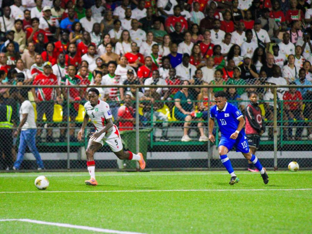 Rafael Tejada (der.) marcado a atacante de Surinam. Foto X Selecta