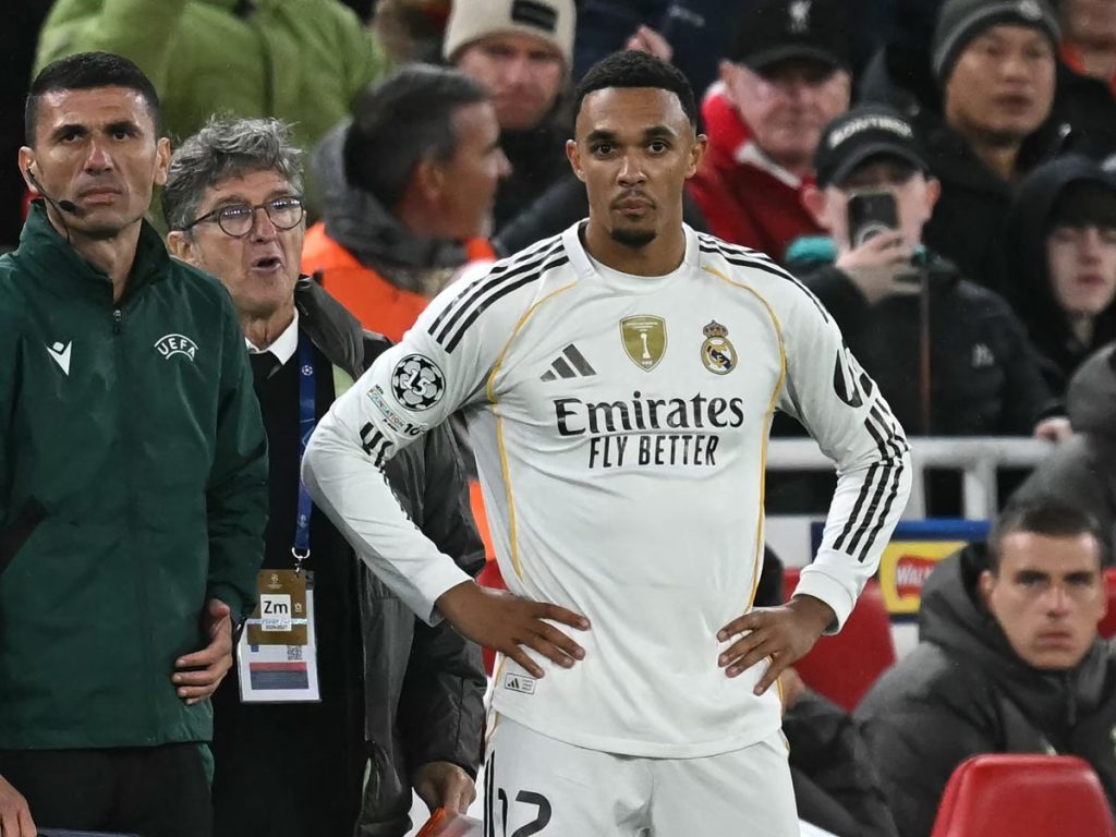 Trent Alexander-Arnold (der.) jugó contra el Liverpool por primera vez después de juntarse con el Real Madrid. Foto AFP