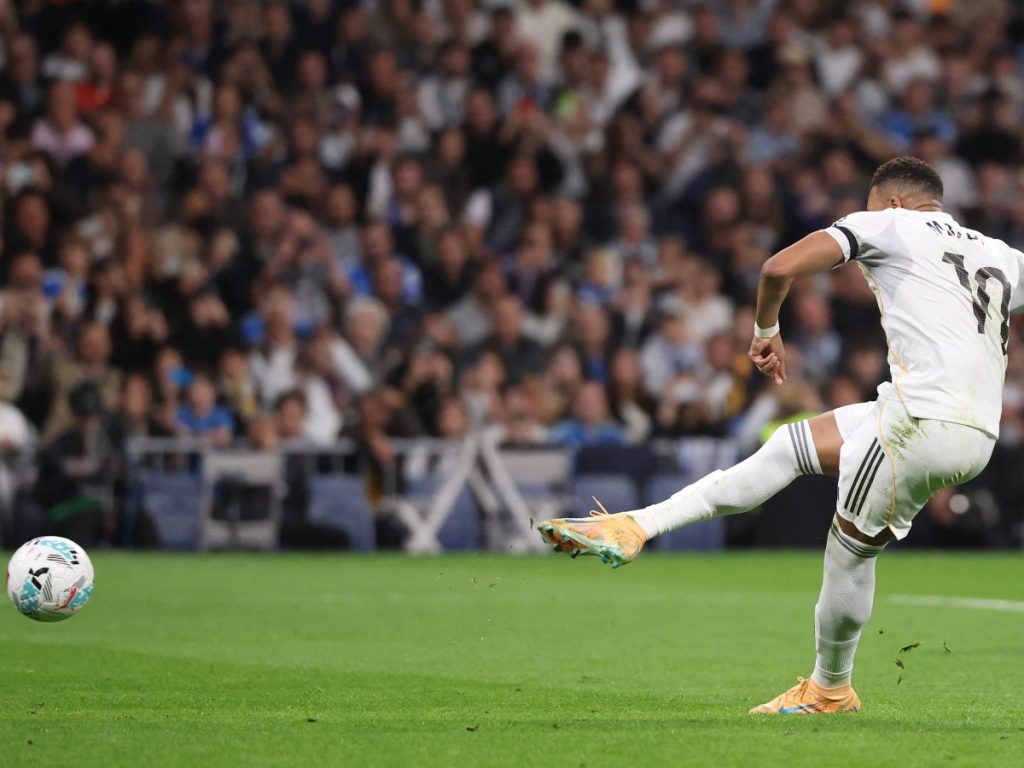 Kylian Mbappé, del Real Madrid, anota de penal ante el Valencia. Foto AFP