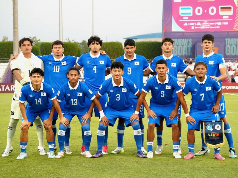 Selección Sub 17 de El Salvador en juego contra Alemania en el Mundial de Qatar 2025. Arriba: Oliver Sigernes (POR), Anthony Umanzor, Marvin Mejía, Luis Tobar, José Guatemala y Emerson Guardado (C). Abajo, desde la Izq.: Brandon Ramírez, Andrew Reyes, Anderson Tula, Jefferson Perla y Kerin Torres. / Foto X de La Selecta