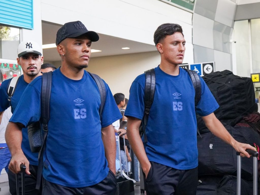 Rafael Tejada (izq.) y Mauricio Cerritos (der.) llegan a El Salvador tras participar en las eliminatorias rumbo al Mundial 2026. Foto X Selecta