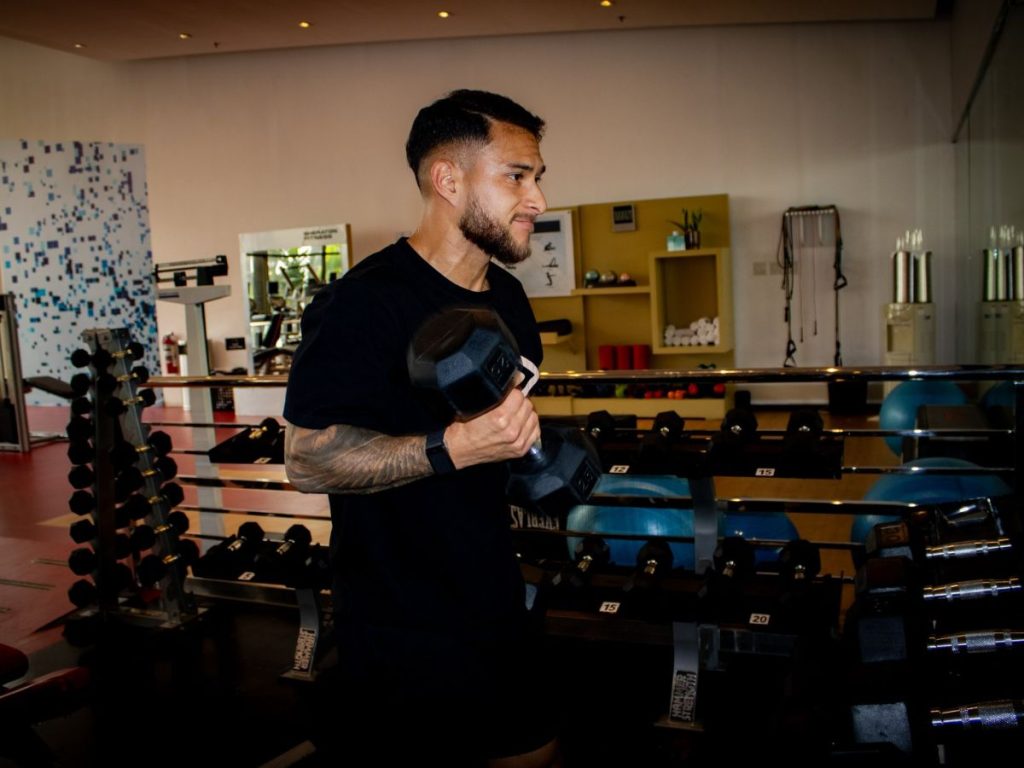 Joshua Pérez en ejercicio de gimnasio en Ciudad de Panamá. Foto X Selecta