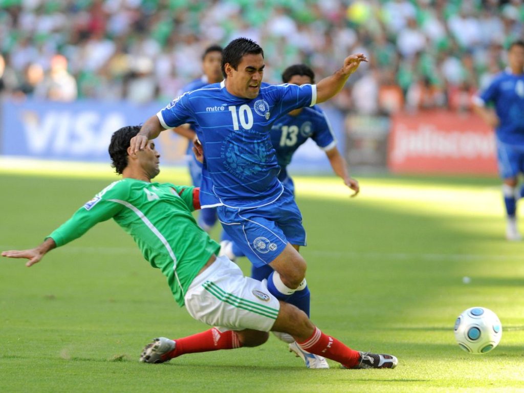 Cheyo Quintanilla (10) recibe barrida de Rafael Márquez, en partido de eliminatoria entre Selecta y México en el Azteca. Foto Archivo