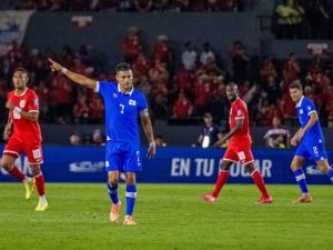 Darwin Cerén (medio) en partido con la Selecta contra Panamá. Foto X Selecta