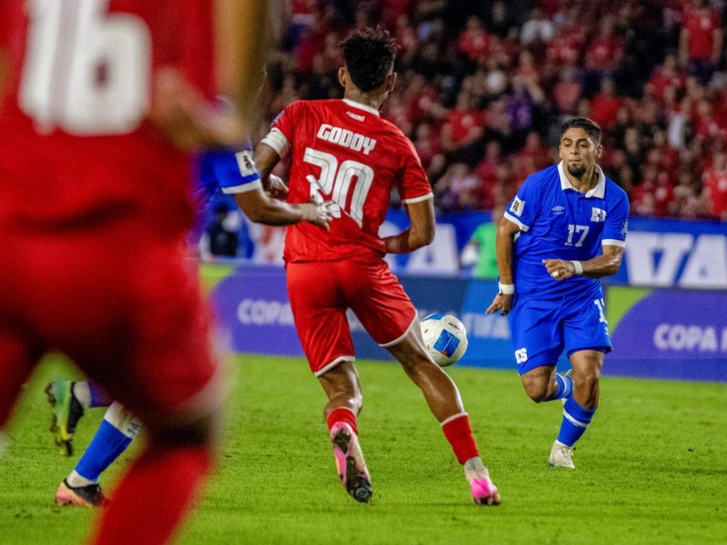Jairo Henríquez, der,  de la Selecta en partido contra Panamá. Foto X Selecta